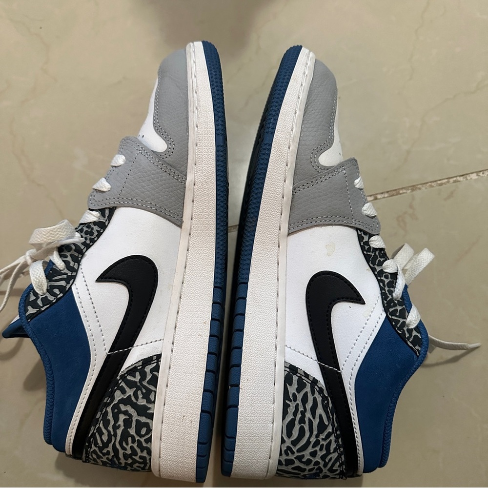 Air Jordan 1 Low
Light Smoke Grey and Dark Marina Blue